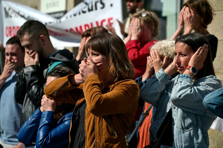Manifestation de soutien aux victimes du chirurgien pédocriminel Joël Le Scouarnec, à Vannes, le 19 mai 2025