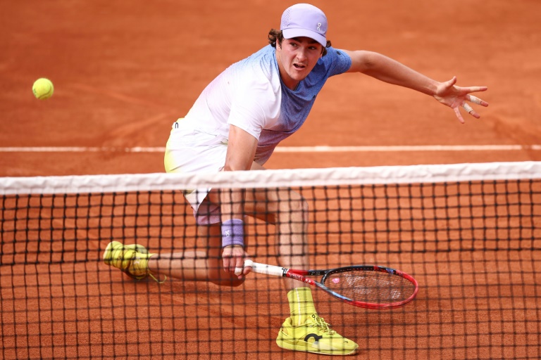 Le Brésilien Joao Fonseca au deuxième tour de Roland-Garros contre le Français Pierre-Hugues Herbert le 29 mai 2025 à Paris