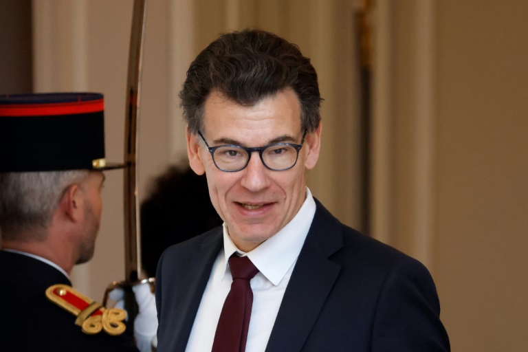 Le ministre français de la Recherche, Philippe Baptiste, quitte le palais de l'Elysée après la réunion hebdomadaire du conseil des ministres, le 28 avril 2025