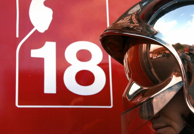 Gendarmes, Samu et pompiers s'activaient mardi matin à proximité de la maison incendiée.