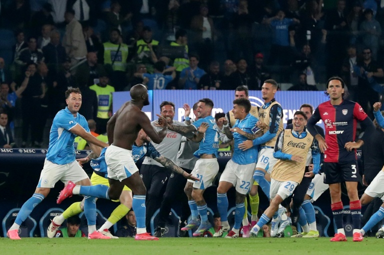 L'attaquant du Napoli Romelu Lukaku (torse nu) félicité par ses coéquipiers après son but face à Cagliari le 23 mai 2025 à Naples