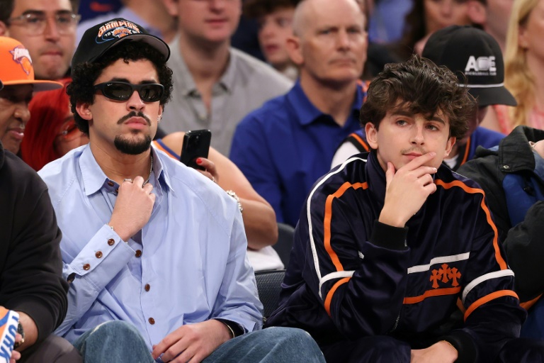 Le rappeur Bad Bunny (gauche) et l'acteur Timothée Chalamet (droite) lors du match 6 entre les Knicks de New York et les Celtics de Boston, le 16 mai 2025