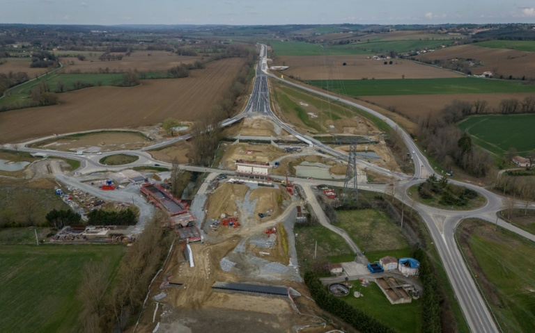 Vue aérienne du chantier de construction de l'autoroute A69 Toulouse-Castres, près de Verfeil, le 14 mars 2025 en Haute-Garonne