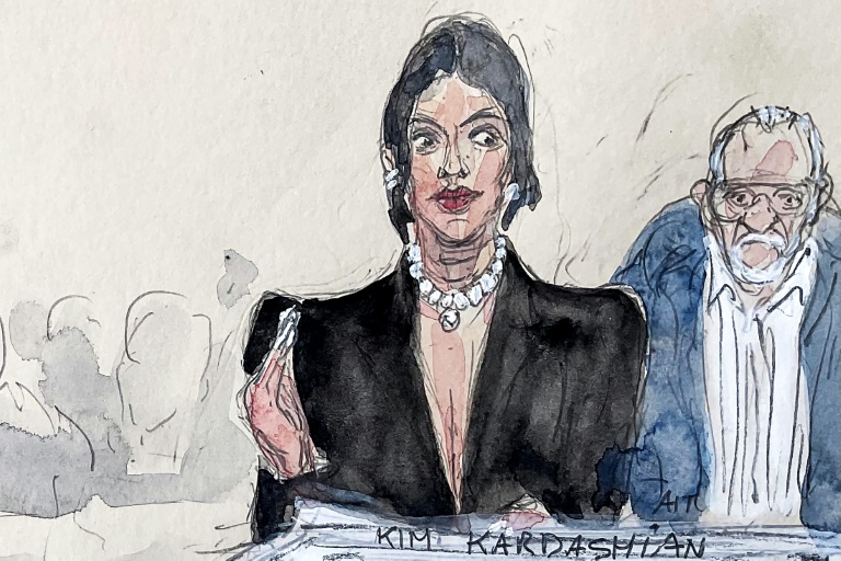 Croquis d'audience représentant l'influenceuse Kim Kardashian avec en arrière-plan l'un des coacussés de son braquage, Aomar Ait Khedache, le 13 mai 2025 au palais de Justice de Paris