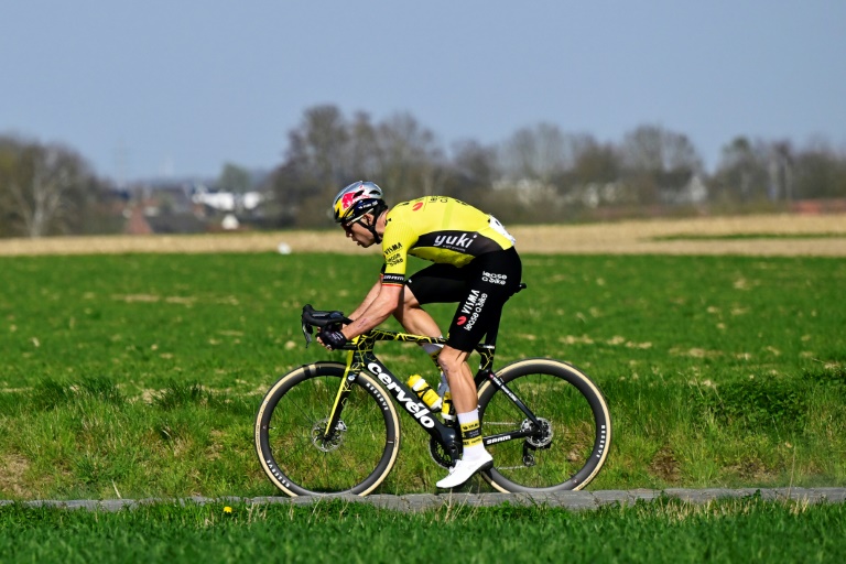 Le Belge Wout van Aert pendant la course A travers la Flandre, le 2 avril 2025
