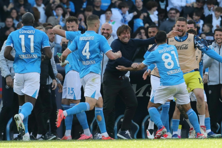 L'attaquant du Napoli Giacomo Raspadori félicité par son entraîneur Antonio Conte et ses coéquipiers lors du Championnat d'Italie contre la Fiorentina le 9 mars 2025