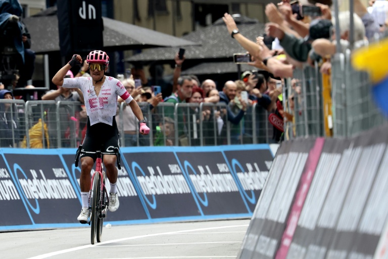 L'Equatorien Richard Carapaz avant de franchir en vainqueur la ligne d'arrivée de la 11e étape du Tour d'Italie le 21 mai 2025 à Castelnovo Ne'Monti