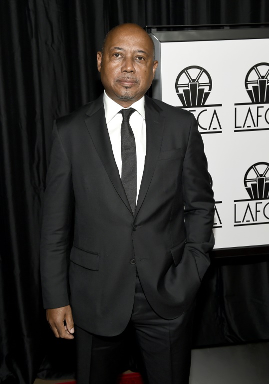 Le réalisateur haïtien Raoul Peck assiste à la 42e cérémonie annuelle de remise des prix de l'Association des critiques de cinéma de Los Angeles à Los Angeles, en Californie, le 14 janvier 2017