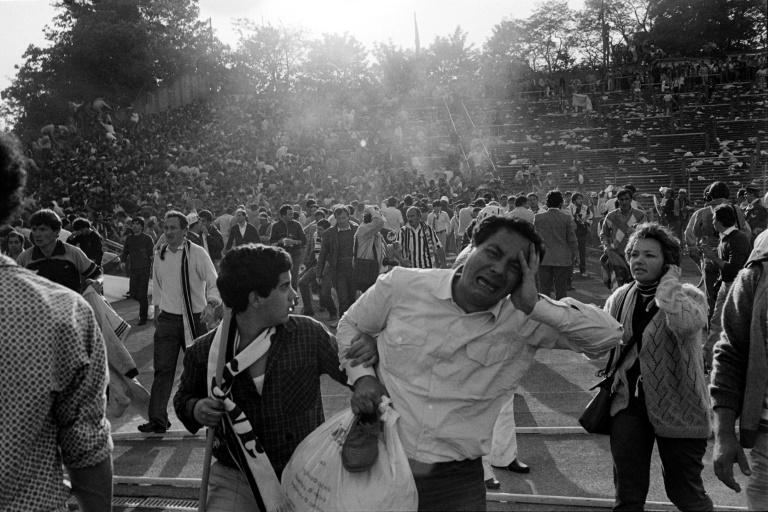 Des supporters fuient les scènes de violence le soir de la finale de la Ligue des champions entre Liverpool et la Juventus, le 29 mai 1985 au stade du Heysel en Belgique.