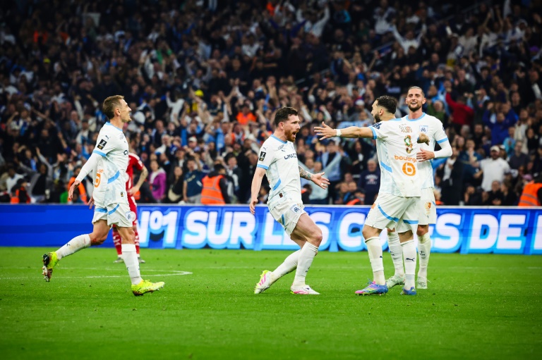 Amine Gouiri félicité par ses coéquipiers après un but contre Brest en L1, le 27 avril 2025 à Marseille