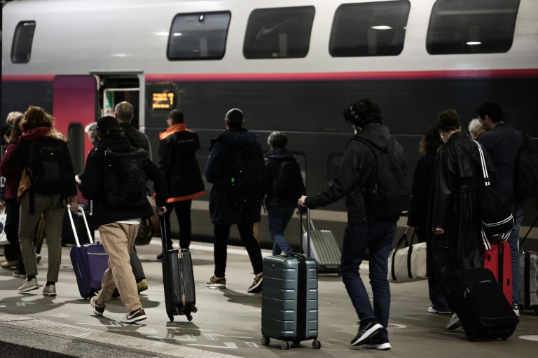 Des passagers sur un quai de la gare Paris-Montparnasse, le 6 mai 2025