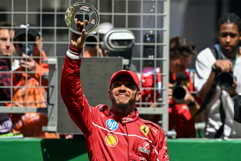 Lewis Hamilton brandit le trophée du vainqueur du sprint de Shanghai, le 22 mars 2025