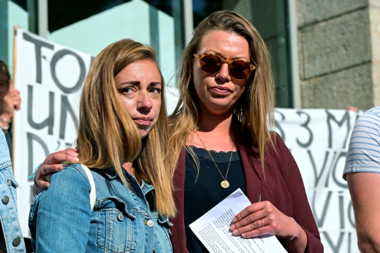Des victimes de Joël Le Scouarnec manifestent devant le tribunal de Vannes (Morbihan) le 19 mai 2025