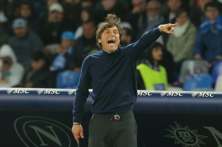 L'entraîneur du Napoli Antonio Conte donne des consigne slors du match de Championnat d'Italie de son équipe face à Empoli le 14 avril 2025