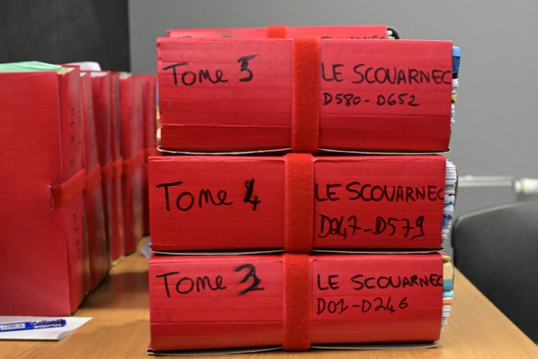Des dossiers dans l'enceinte de la cour criminelle de Vannes (Morbihan) le 24 février 2025