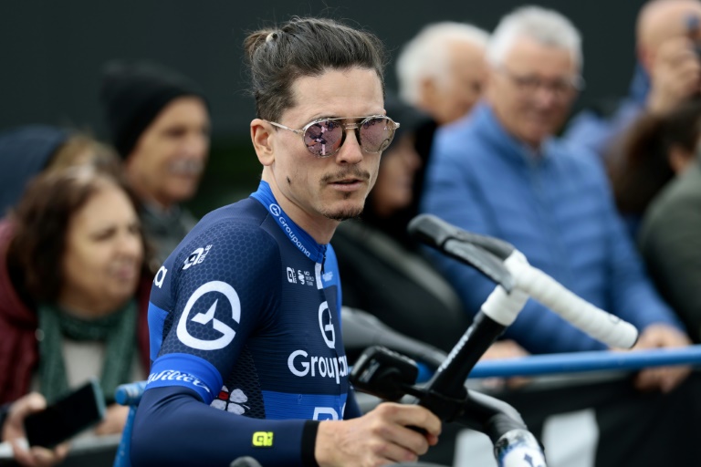 David Gaudu au départ de la 7e étape du Tour d'Italie le 16 mai 2025. Tombé à une quarantaine de kilomètres de l'arrivée, le leader de la Groupama-FDJ a dû se faire poser des points de suture