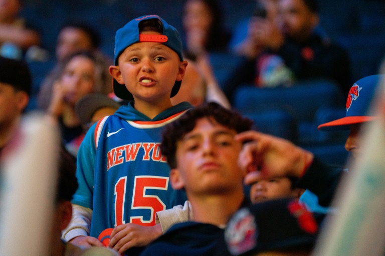 Des fans des Knicks lors d'une retransmission du match des play-offs de la NBA entre les Knicks de New York et les Celtics de Boston au Madison Square Garden de New York, le 14 mai 2025.