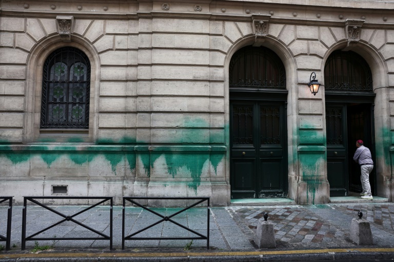 Des jets de peinture verte sur les murs de la synagogue de la rue des Tournelles à Paris, le 31 mai 2025
