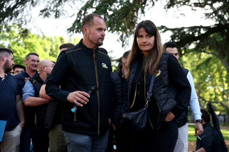 Les co-présidents de la CR47, José Pérez et Karine Duc, devant le palais de justice avant le procès de 20 membres de la CR47 pour des dommages causés lors du mouvement de colère agricole de l'automne 2024, le 14 mai 2025 à Agen, dans le Lot-et-Garonne