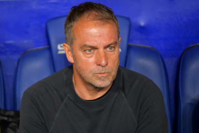 L'entraîneur allemand du FC Barcelone Hansi Flick looks lors du derby catalan contre l'Espanyol Barcelone le 15 mai 2025 à Cornella de Llobregat