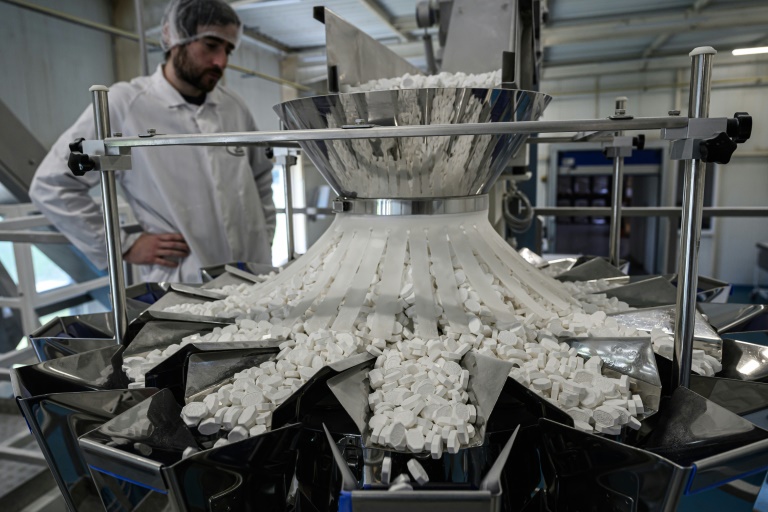 Un confiseur regarde le tri des pastilles à la menthe Vichy produites par la Maison Moinet à Hauterive, près de Vichy, le 13 mai 2025 dans l'Allier