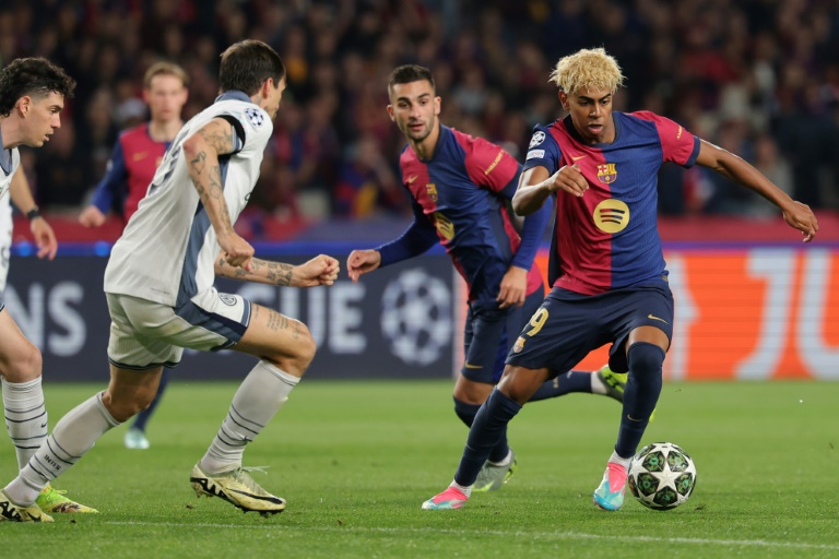 L'attaquant espagnol du Barça Lamine Yamal (droite), buteur et auteur d'un match étincelant contre l'Inter Milan en demi-finale aller de Ligue des champions (3-3), le 30 avril 2025 à Barcelone