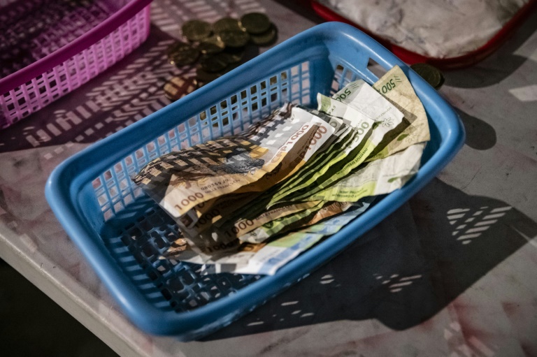 Un panier contenant de l'argent pendant une partie de bingo sur le parking d'un centre commercial désaffecté dans le quartier de Rivière-Salée à Nouméa, en Nouvelle-Calédonie, le 8 mai 2025