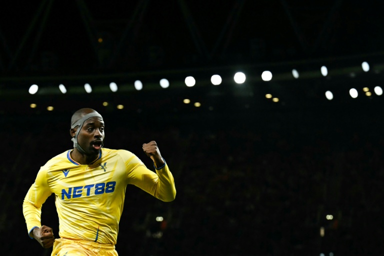 L'attaquant français de Crystal Palace Jean-Philippe Mateta célèbre le deuxième but de son équipe lors d'une rencontre de Premier League contre Arsenal, à l'Emirates Stadium de Londres, le 23 avril 2025