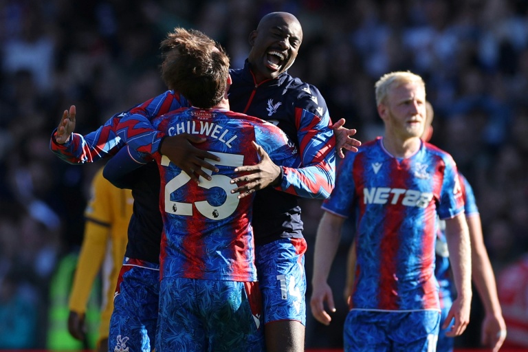 Le défenseur latéral anglais de Crystal Palace Ben Chilwell (g.) avec l'attaquant français de Crystal Palace Jean-Philippe Mateta (c.) à la fin d'un match de Premier League contre Brighton, à Selhurst Park, dans le sud de Londres le 5 avril 2025
