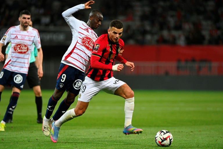 Le Niçois Badredine Bouanani (D) au duel avec le milieu brestois Kamory Doumbia (G), à Nice, le 17 mai 2025