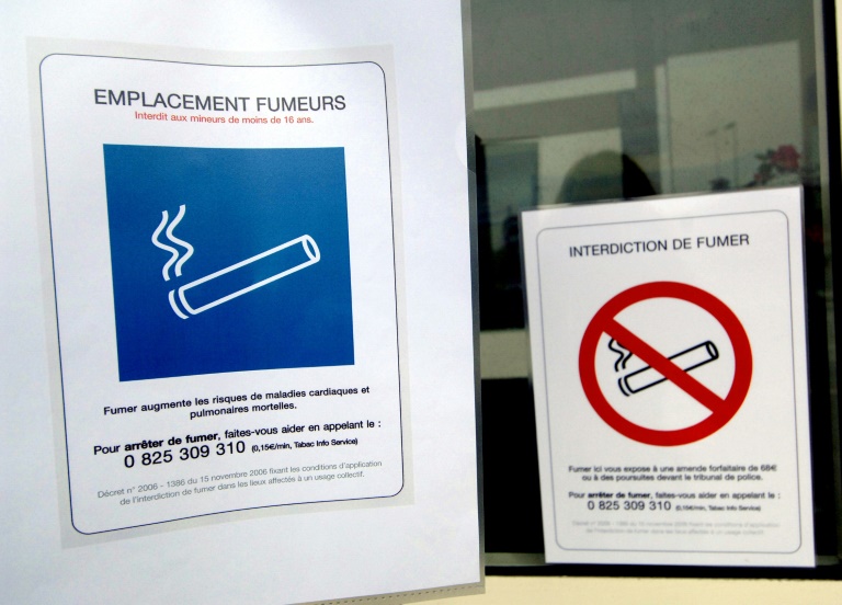 Désireuses d'agir, 1.600 communes volontaires ont élargi l'interdiction de fumer dans les lieux publics à des parcs, plages, pistes de ski, abords d'école...