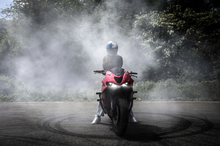 Sarah Lezito sur sa Kawasaki Ninja ZX-6R, le 22 mai 2025 près d'Epernay