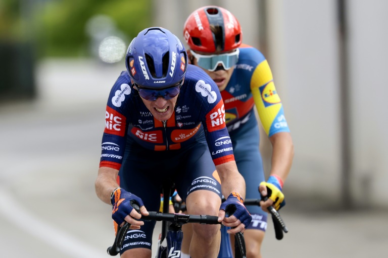 Romain Bardet (à gauche) et Mathias Vacek le 23 mai 2025 dans le finale de la 13e étape du Giro. Le Français, qui dispute le dernier Grand tour de sa carrière, a tenté le coup à 9 km de l'arrivée avec le Tchèque mais les deux coureurs ont été repris dans le mur final