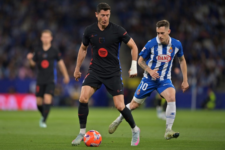 L'attaquant polonais du FC Barcelone Robert Lewandowski (centre) lors du match contre l'Espanyol Barcelone le 15 mai 2025 à Barcelone