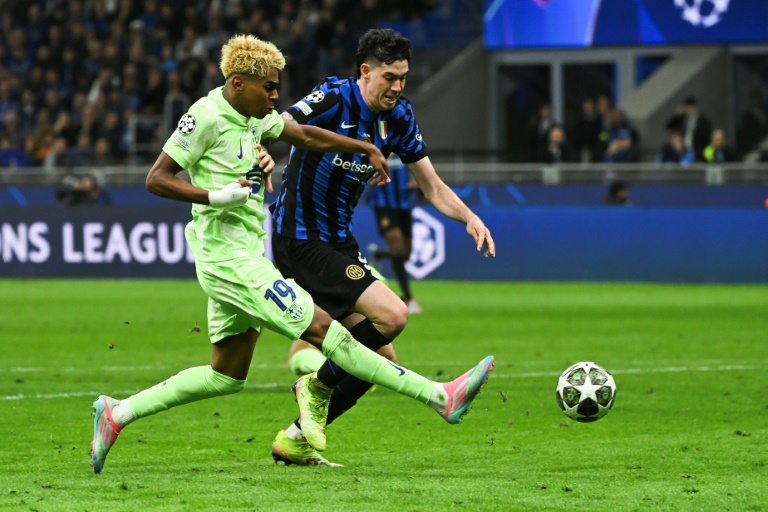 Le jeune Barcelonais Lamine Yamal (à gauche) face au défenseur de l'Inter Milan Alessandro Bastoni lors du match retour de la demi-finale de C1 au stade San Siro de Milan le 6 mai 2025 en Italie