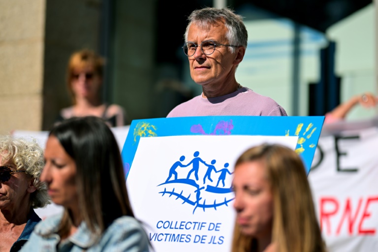 Manifestation devant la cour criminelle du Morbihan à Vannes, le 19 mai 2025, pendant le procès de l'ex-chirurgien pédocriminel Joël Le Scouarnec