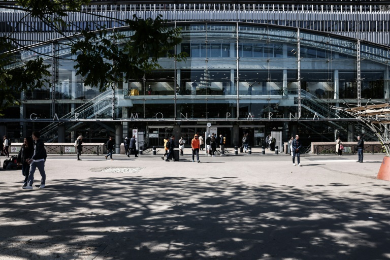Vue du parvis de la gare Montparnasse, le 6 mai 2025 à Paris