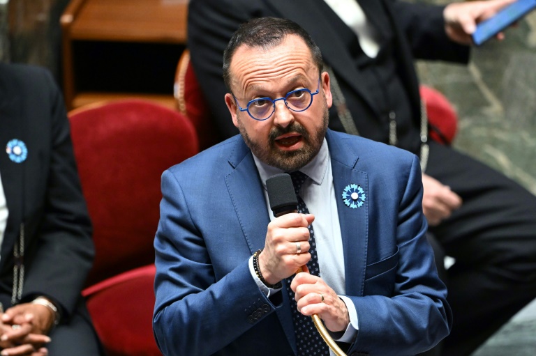 Le ministre de la Santé, Yannick Neuder, s'exprime lors d'une séance de questions au gouvernement à l'Assemblée nationale, à Paris, le 6 mai 2025