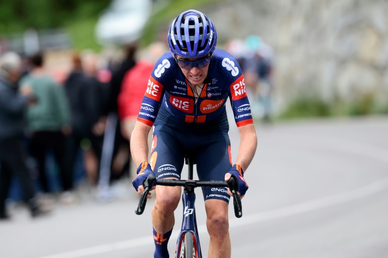 Le Français Romain Bardet à l'arrivée de la 17e étape du Giro à Bormio le 28 mai 2025 en Italie