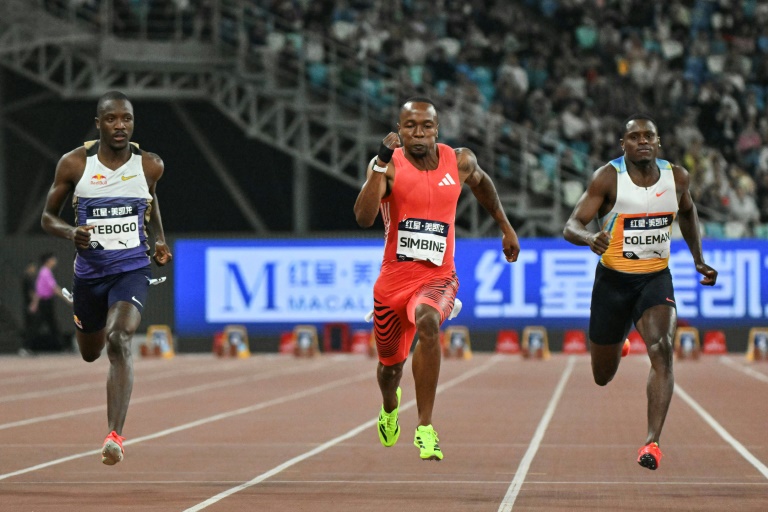 Le Bostwanais Letsile Tebogo et le Sud-Africain Akani Simbine lors du 100m au meeting Ligue de Diamant de Xiamen (Chine) le 26 avril 2025