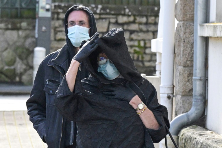 L'ex-femme de Joël Le Scouarnec, Marie-France Le Scouarnec, arrive au tribunal de Vannes (Morbihan) le 25 février 2025