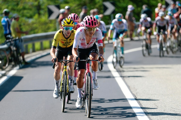 L'Equatorien Richard Carapaz (EF Education - EasyPost), au premier plan, lors de l'ascension du Col De Joux pendant la 19e étape du Giro d'Italie cycliste le 30 mai 2025.