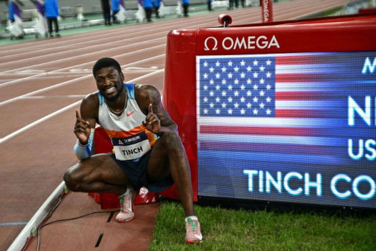 L'Américain Cordell Tinch célèbre sa victoire sur le 110 m haies lors du meeting de Shanghai (Chine) le 3 mai 2025