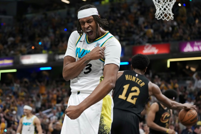 Le pivot des Pacers Myles Turner après avoir inscrit un panier lors du deuxième quart temps, face aux Cleveland Cavaliers pour le quatrième match des demis-finales de conférence ouest, à Indianapolis le 12 mai 2025