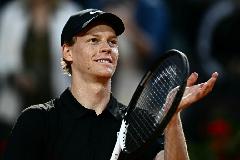 L'Italien Jannik Sinner après avoir battu en quart de finale du Masters-1000 de Rome le Norvégien Casper Ruud, à Rome, le 15 mai 2025