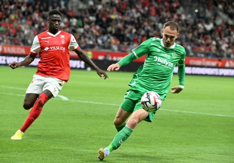 Irvin Cardona avec le ballon pour Saint-Etienne à Reims le 10 mai 2025