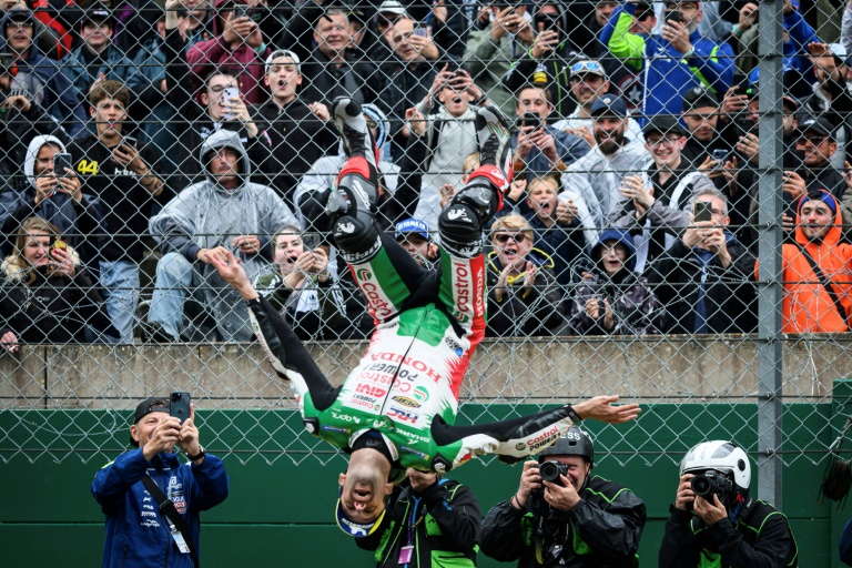 Le pilote français Johann Zarco réalise son geste signature en cas de victoire un salto arrière devant les spectateurs après sa victoire au GP de France sur le circuit Bugatti au Mans le 11 mai 2025 en France