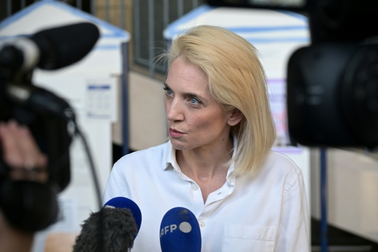 L'avocate des plaignants, Marie Grimaud, s'adresse à la presse au palais de justice Vennes lors du procès de l'ex-chirurgien pédocriminel Joël Le Scouarnec, le 4 mars 2025