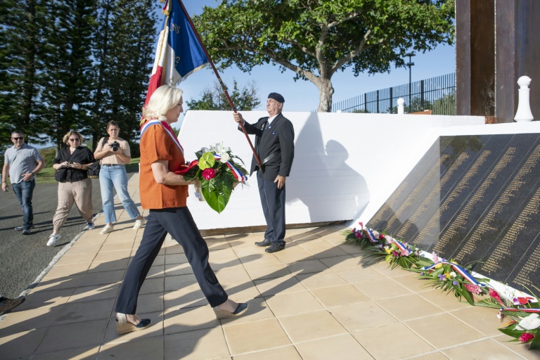 La présidente du groupe parlementaire du RN à l'Assemblée nationale Marine Le Pen dépose une gerbe devant la Croix de Lorraine à Nouméa, dans la collectivité d'outre-mer de Nouvelle-Calédonie, le 28 mai 2025