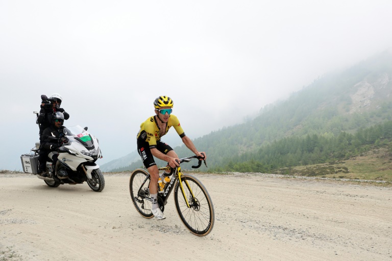 Le Britannique Simon Yates dans l'ascension du Colle delle Finestre, le 31 mai 2025